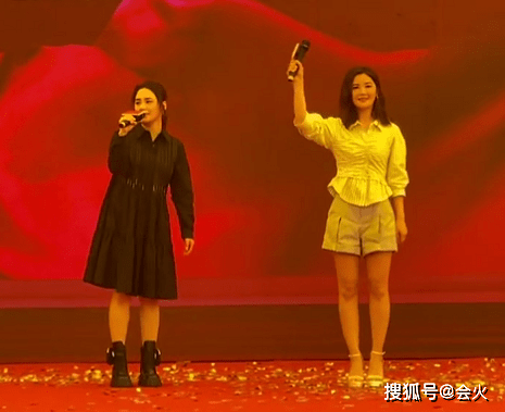 网友|Twins商演被偷拍！台下围观路人密密麻麻，阿娇疑似黑脸引发吐槽