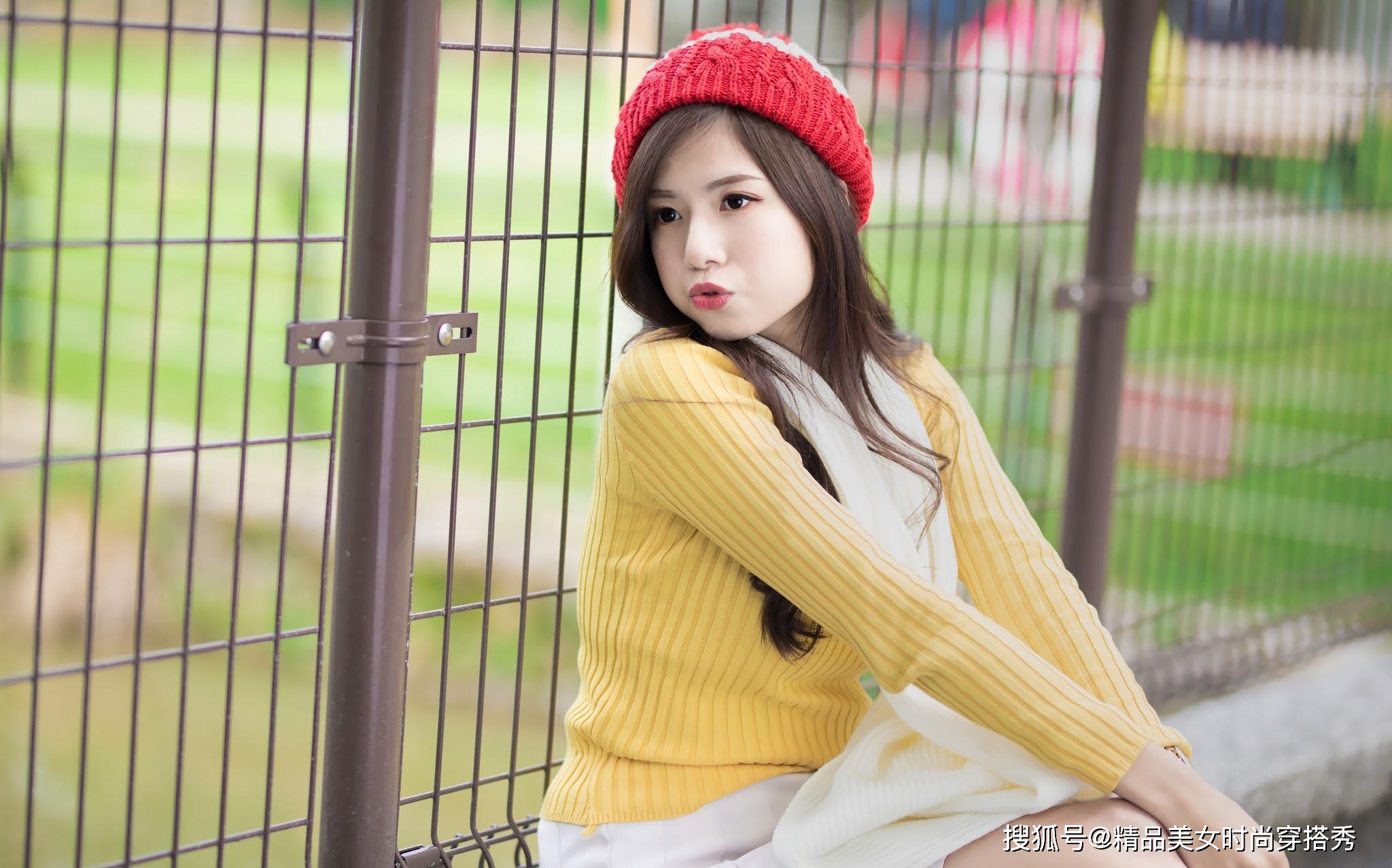 短裙|街拍：黄色针织衫很是吸睛时尚，简约的版型衬出姣好的身材