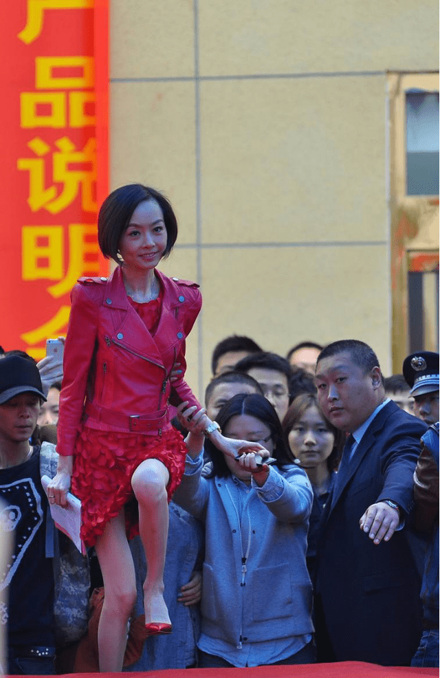 身材|鲁豫实在太瘦了，穿紧身衣服也没肉感，这身材女明星看了也羡慕