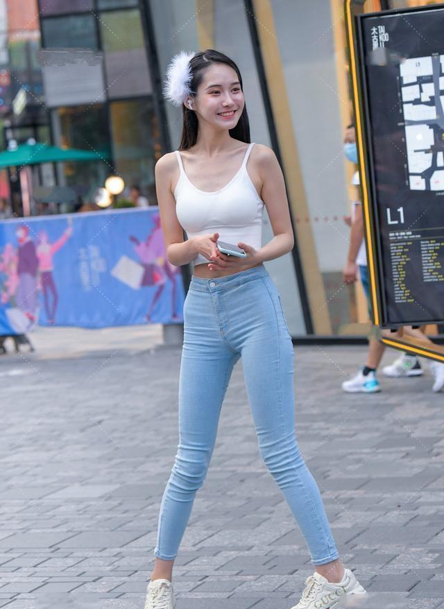 黑色|白色露背吊带搭配牛仔打底裤，显得更加的美观，简洁干净的造型