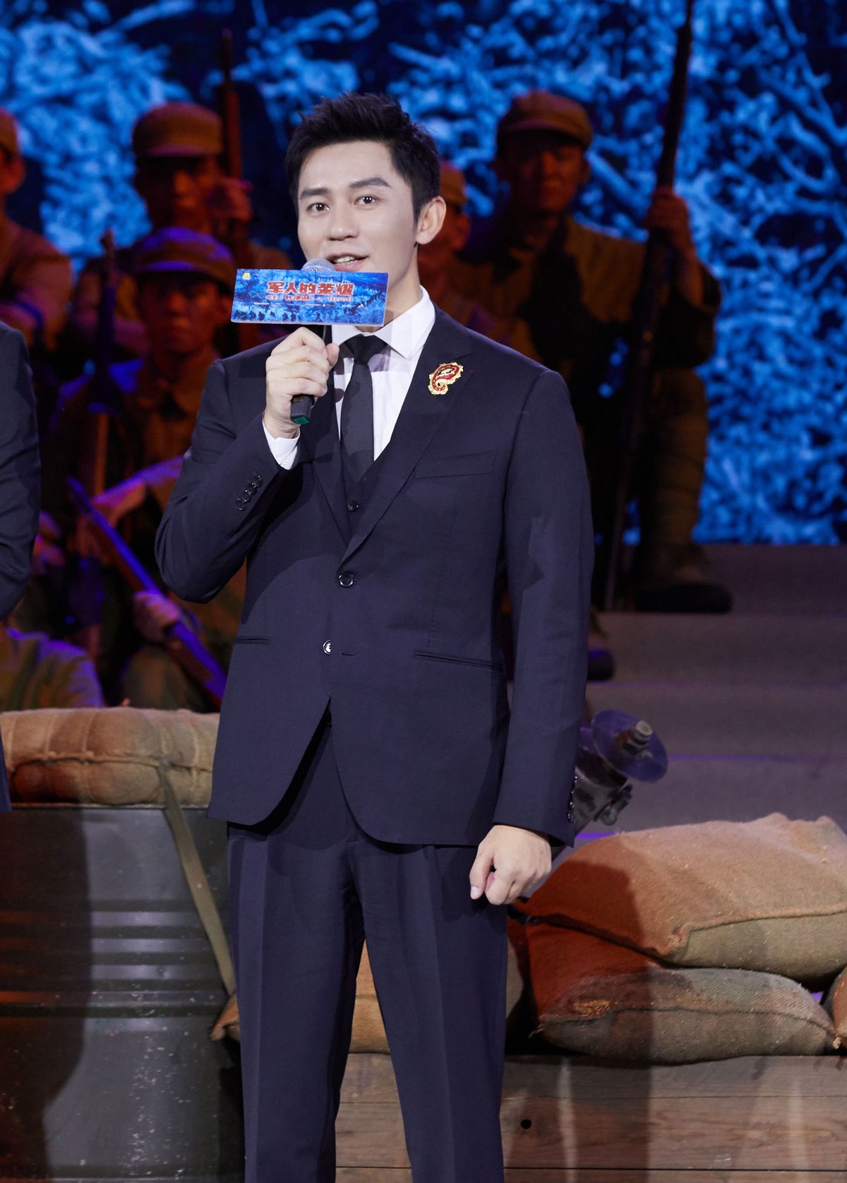 领带|42岁李晨与47岁吴京同框,西装造型绅士范十足,两人的气质都很赞