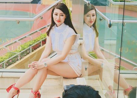 李嘉欣|李嘉欣深夜过节，穿长裙老公儿子成护花使者，10岁儿子龅牙真抢镜