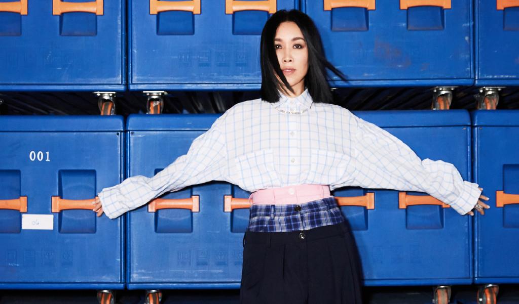 身材|那英走机场真气派，穿短裤挎3万包似“包租婆”，歌坛一姐不白叫