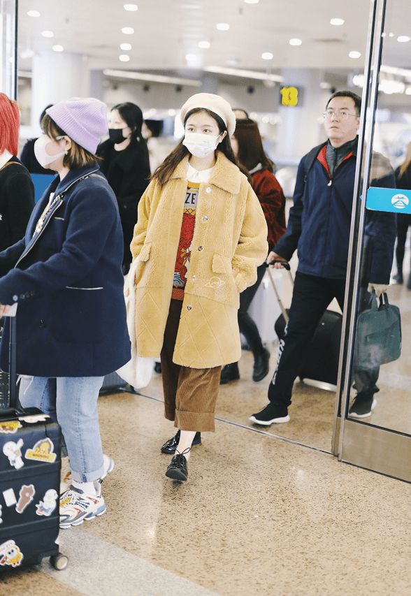 背心|李兰迪身穿黄色外套显孩子气和少女感