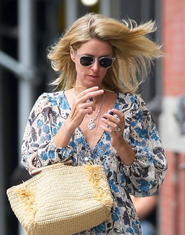 身材|希尔顿二小姐有两娃还这般嫩！印花裙遮住漫画腿，漫步街头贼养眼