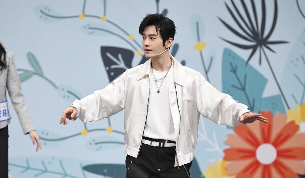黑色|黄晓明减肥30斤瘦成“纸片人”，穿西装看得想增肥，见粉丝忙挥手