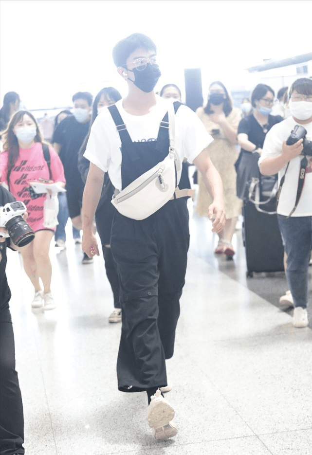 男生|谁说男生不能穿背带裤，配件T恤就挺好看的，30+也能穿出少年感