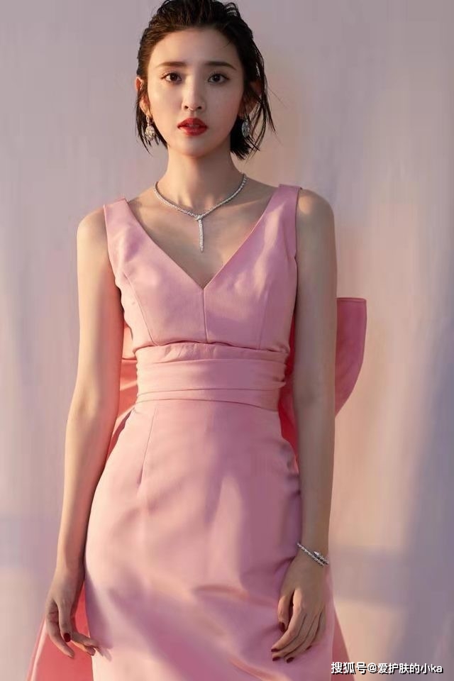 唐艺昕|唐艺昕衣品好长得甜，身穿格子裙太减龄，青春元气似少女