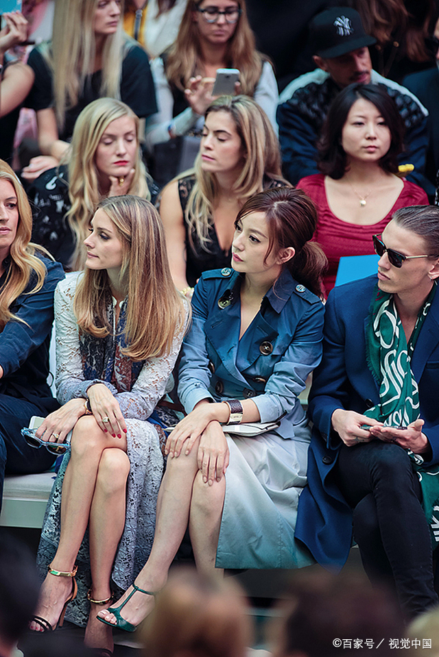 变化|咱们是衣穿人，而赵薇是人穿衣，光腿穿“渐变色”风衣惊艳了