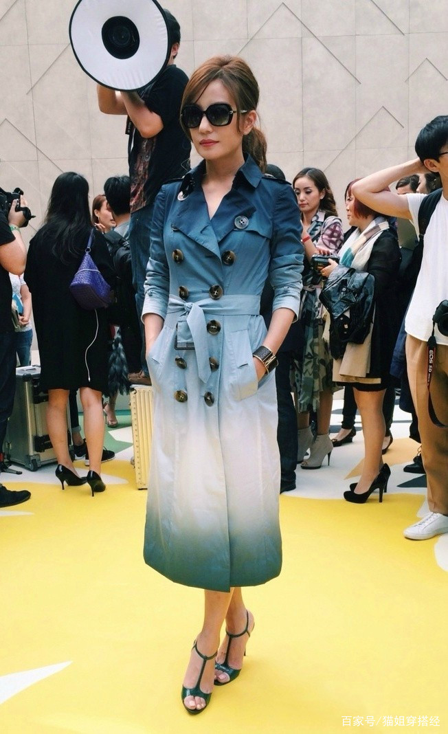 变化|咱们是衣穿人，而赵薇是人穿衣，光腿穿“渐变色”风衣惊艳了