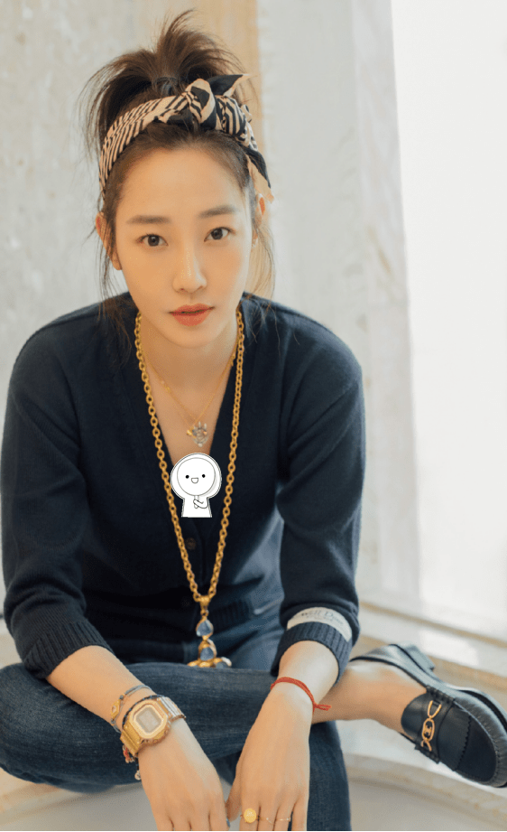 颜色|白百何长相清新又少女，穿修身针织衫配牛仔裤，36岁嫩成学生样