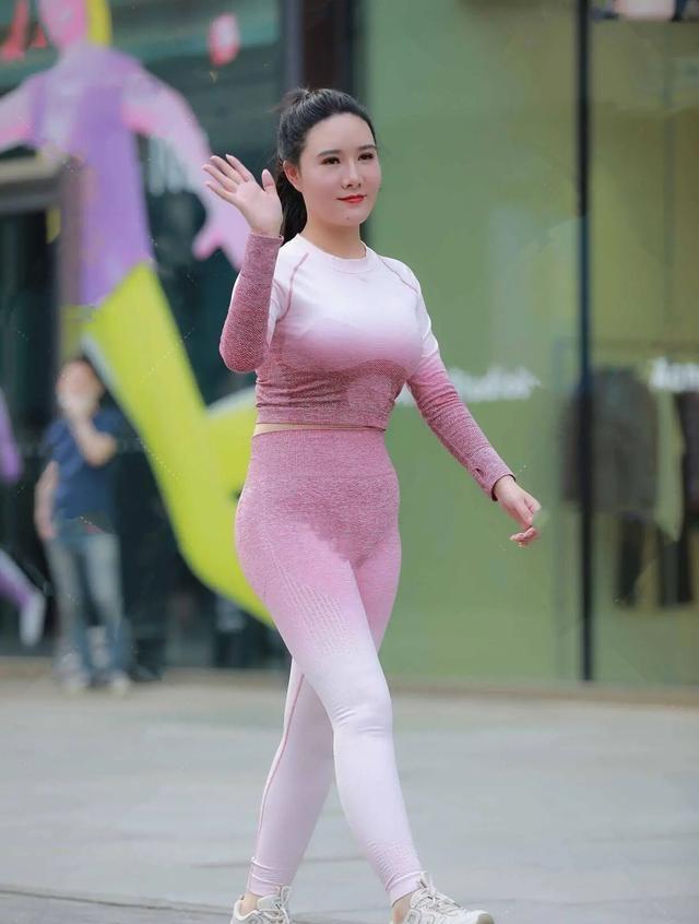 颜色|美丽十足的瑜伽裤穿搭端庄有气质，独显时尚女人的韵味，简单纯净