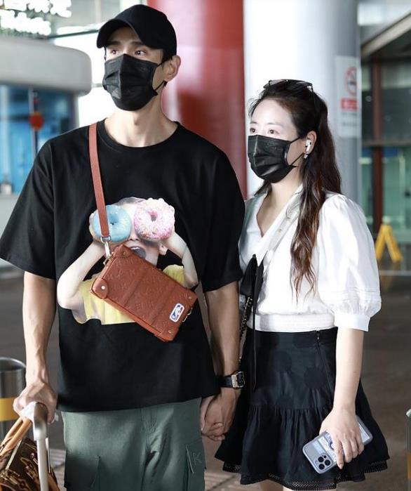 大陆|经超与娇妻小李琳现身机场，甜美又相爱