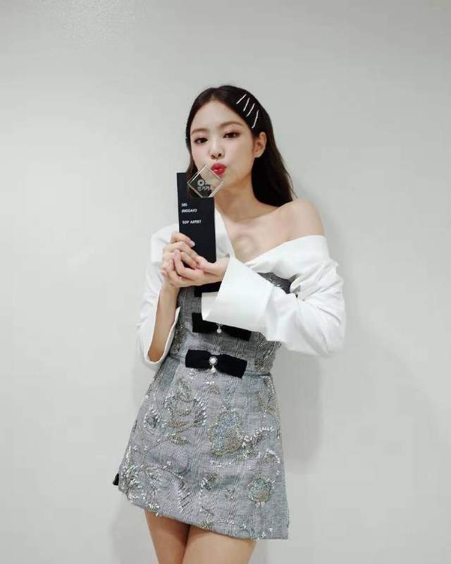 金智妮|金智妮穿牛仔裙还要露香肩，不愧是女子组合，穿衣就是大胆又前卫