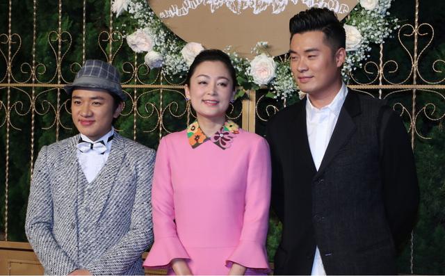 设计|陈红老了五官也很美，穿少女感的裙子出镜，模样一点没有违和感