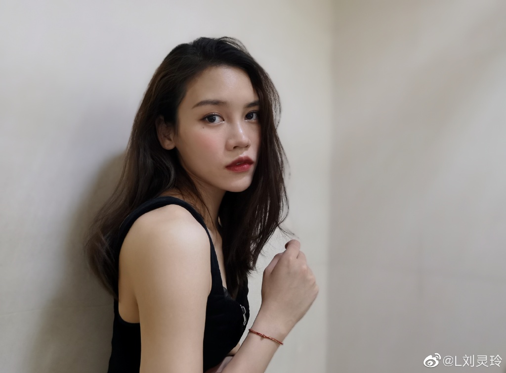 蹦床女神刘灵玲晒美照,泪痣妆展现冷艳魅力,风情万种明艳动人!