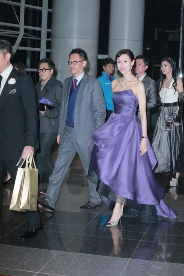 西装|李嘉欣不愧第一美女，紫色抹胸裙高雅贵气，身旁许晋亨西装挺时髦