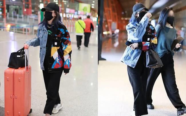 马尾|“小燕子”赵薇久违走机场，穿T恤长裤，45岁扎马尾背书包似学生