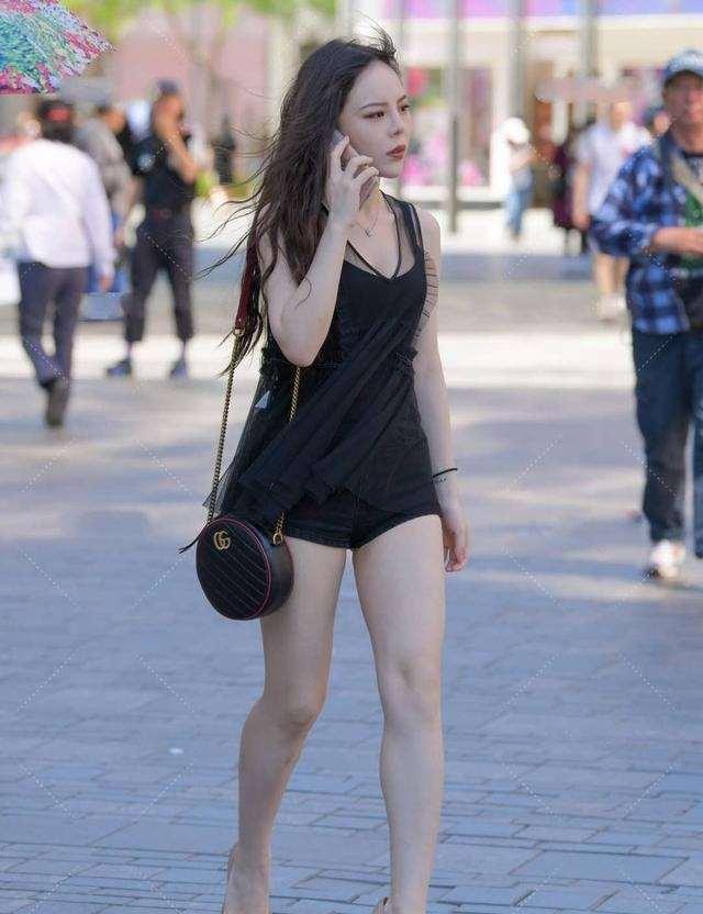 黑色|黑色打底裤搭配时尚上衣,比较日常休闲,显得很单调和素净