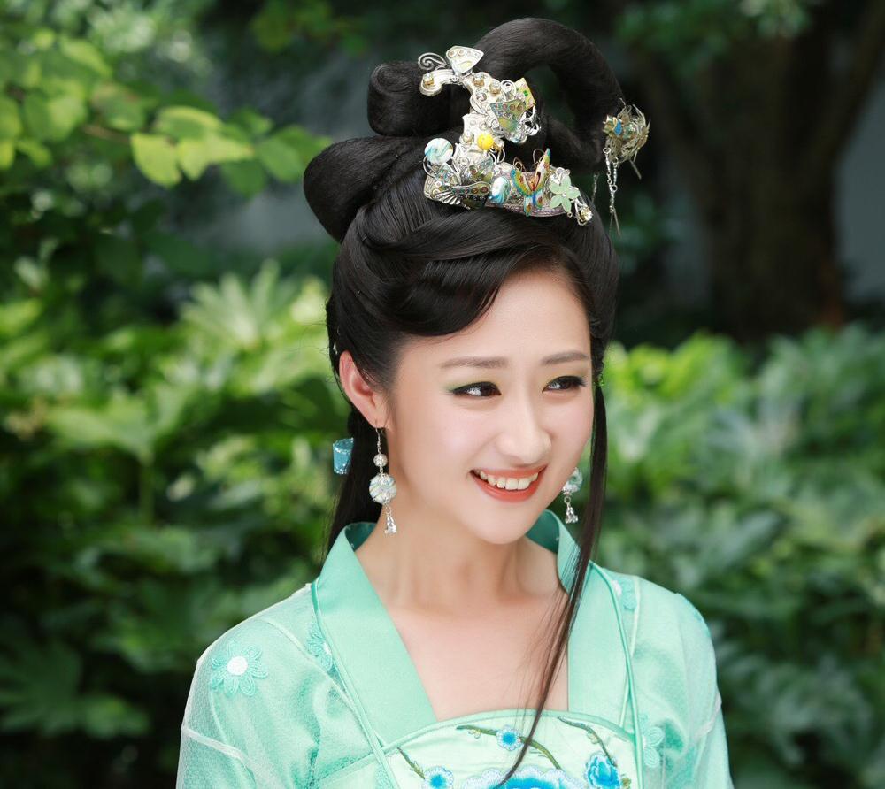 因为|和万茜郭京飞是同学,演过《回家的诱惑》,出道多年她却始终没火