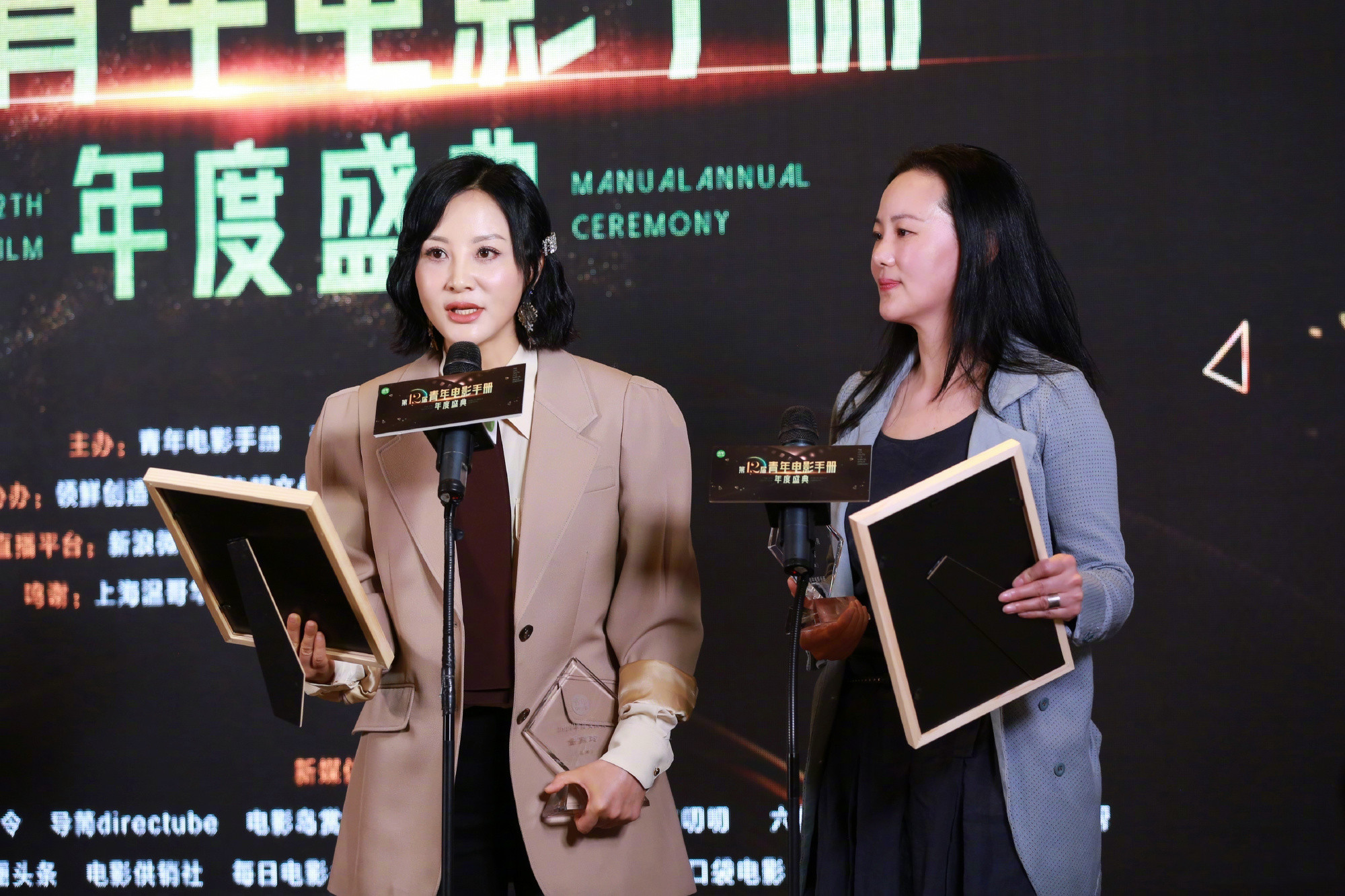 领带|陶红都52岁了但一点不显老,穿西装带着干练感,佩上领带嫩回20岁