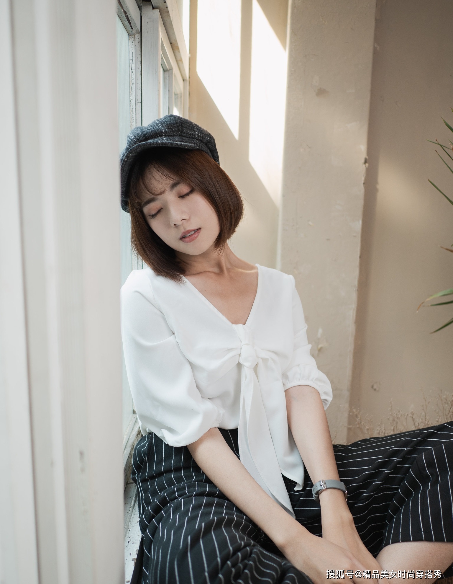 白色雪纺衬衫,轻薄透气,下搭一条竖条纹的阔腿休闲裤,干练优雅