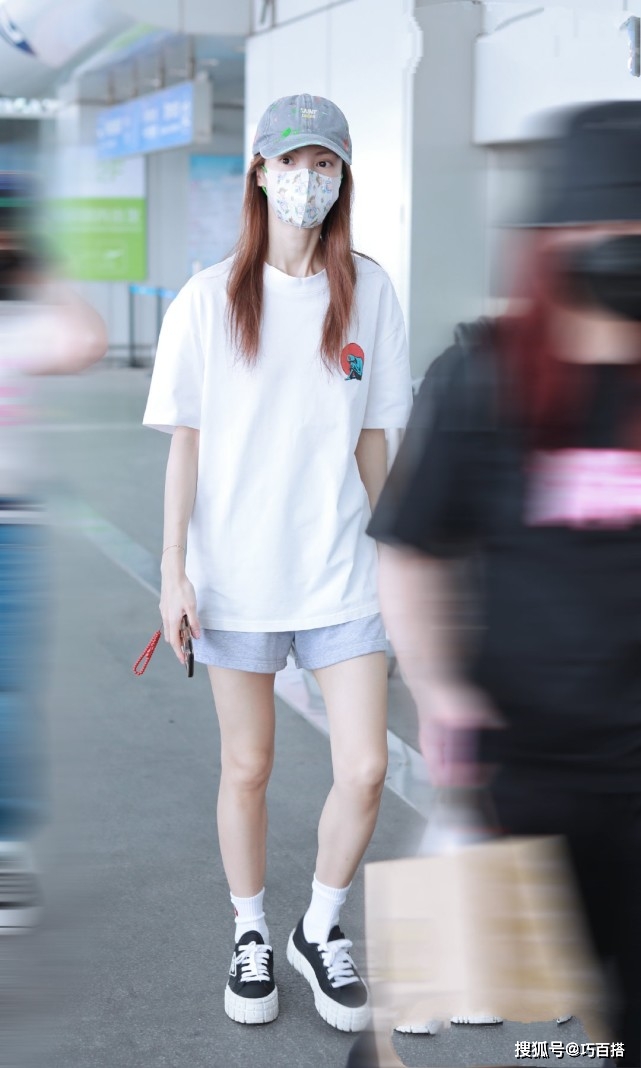 金晨|金晨大美女机场穿搭真低调，T恤永不缺席，效果还出了奇的好