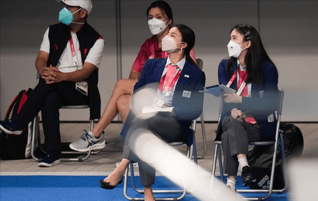 马尾|郭晶晶当裁判挺有气场的,当妈以后更稳重了,低马尾隐藏豪门气度