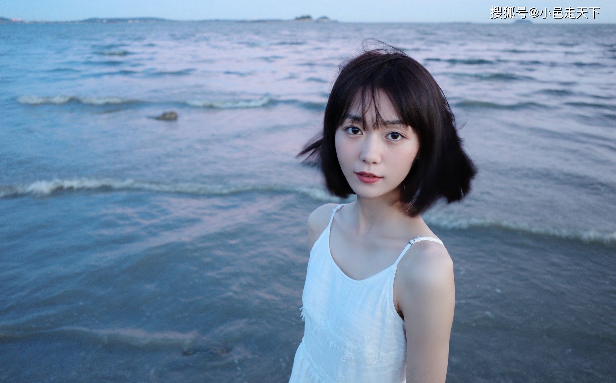 连衣裙|段奥娟白色连衣裙海边写真