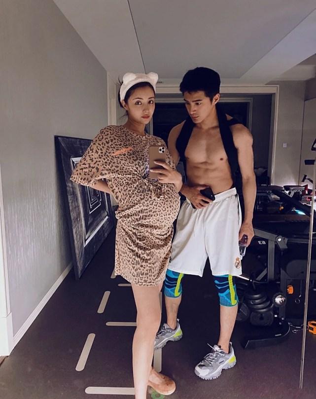 丹尼尔|麦迪娜挺8个月孕肚健身！四肢纤细如少女，直言肚子太大没法运动