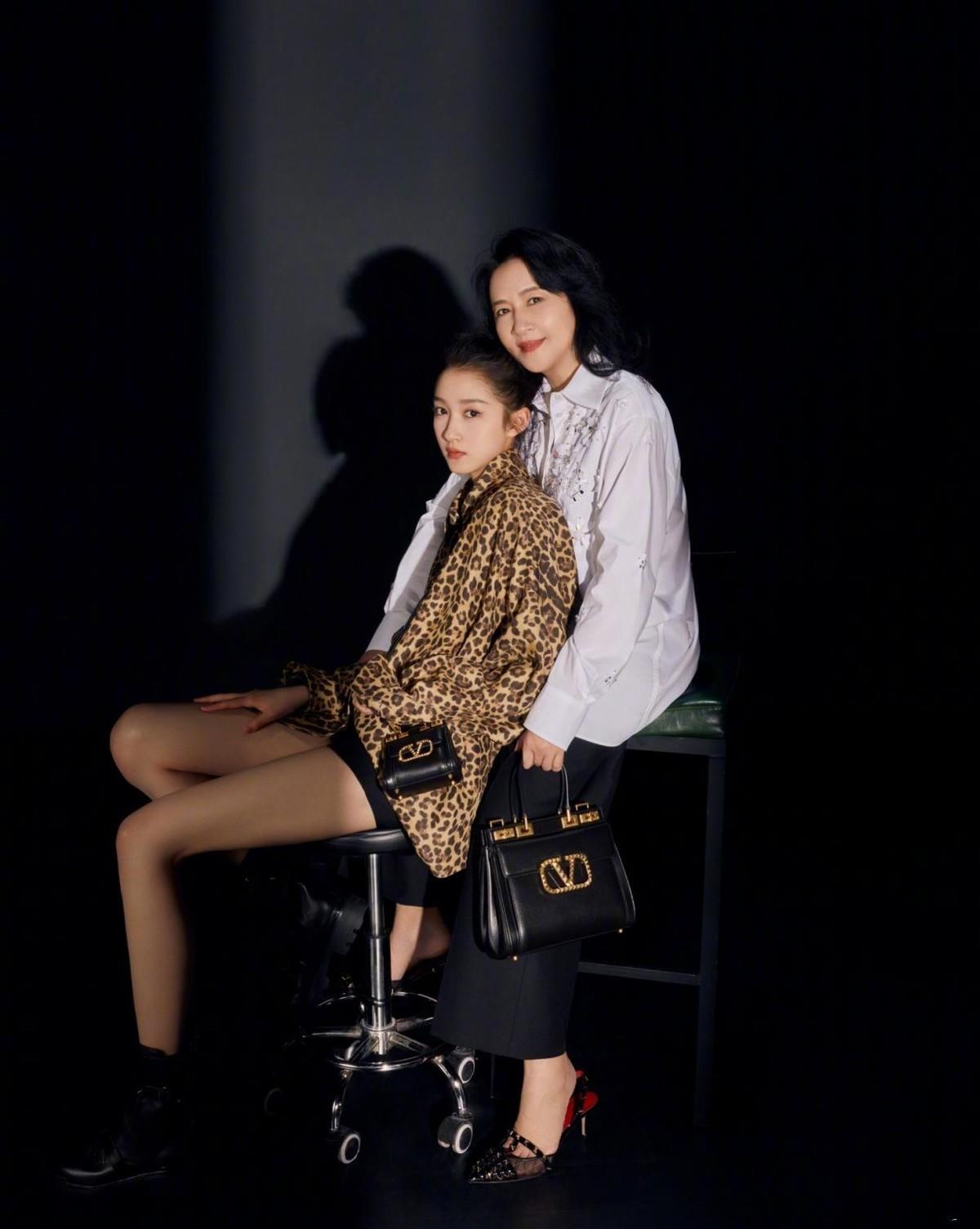 黑色|关晓彤母女罕见合体,女儿穿豹纹也于事无补,妈妈一脸淡定太抢镜