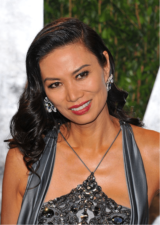 珠宝|邓文迪穿得好贵,礼服裙上拼了大块珠宝,和女明星站一起气质相当