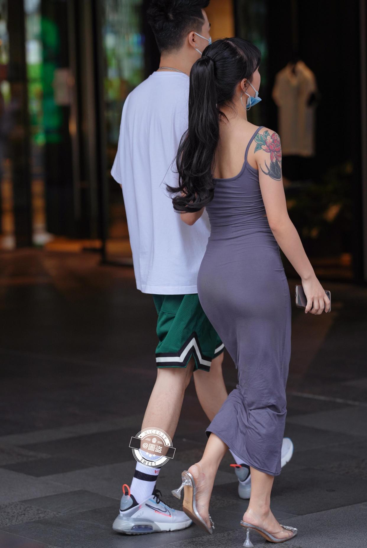 高跟鞋|简约易搭的连衣裙增添时尚色彩，凸显修长美腿，简单纯净