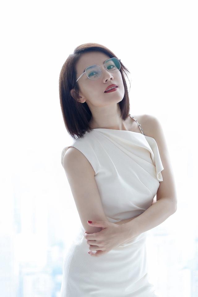 整体|高圆圆罕见露面，穿小白裙清爽又知性，匀称身材有肉又有曲线