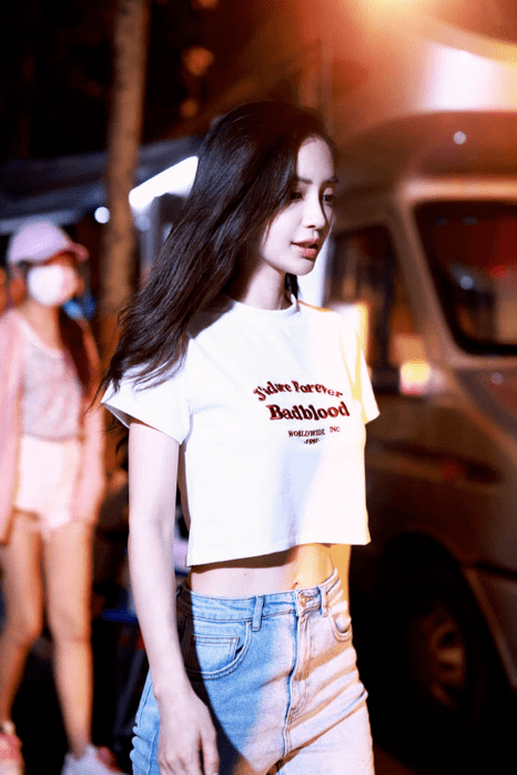 巴掌|baby大秀马甲线，穿露脐上衣巴掌腰抢镜，四肢纤细少女感十足