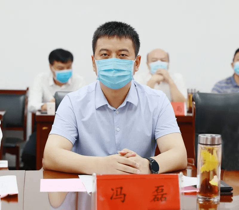 冯磊代表驿城区人民政府,汪长青代表正华置地控股集团有限公司共同