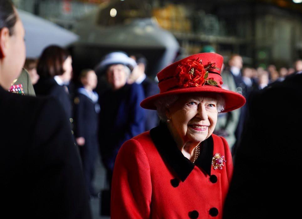 养人|女王成功走出亲王离世阴影,穿红大衣戴丈夫情物,笑容满面心情好