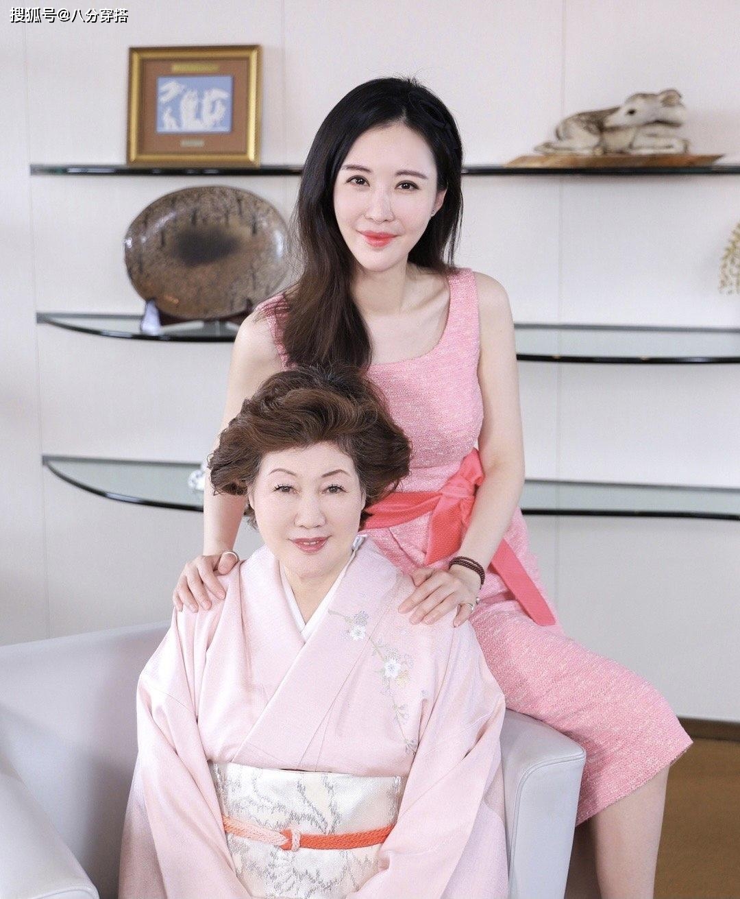 米白色|田朴珺不愧是“商圈女神”，一袭米白色蕾丝裙时髦精致，优雅温柔