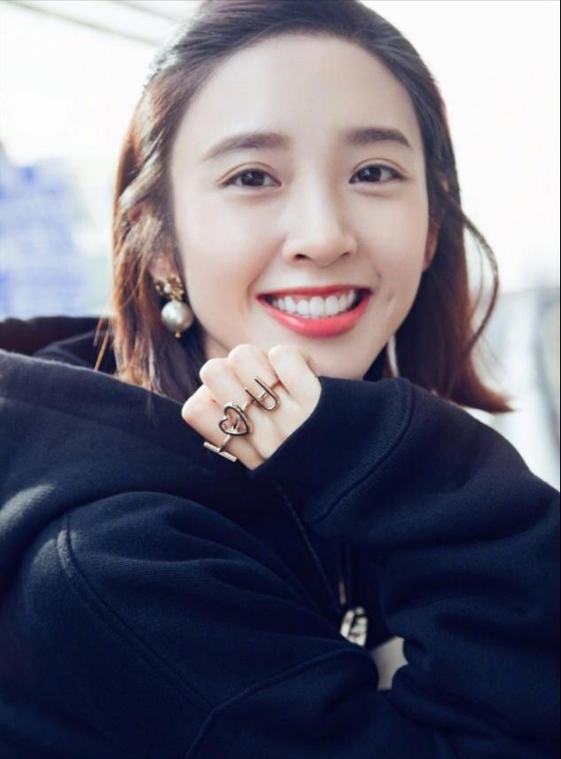 青春|爱笑的女孩的穿搭太可爱，卫衣搭配半身裙，简约穿搭穿出时尚感