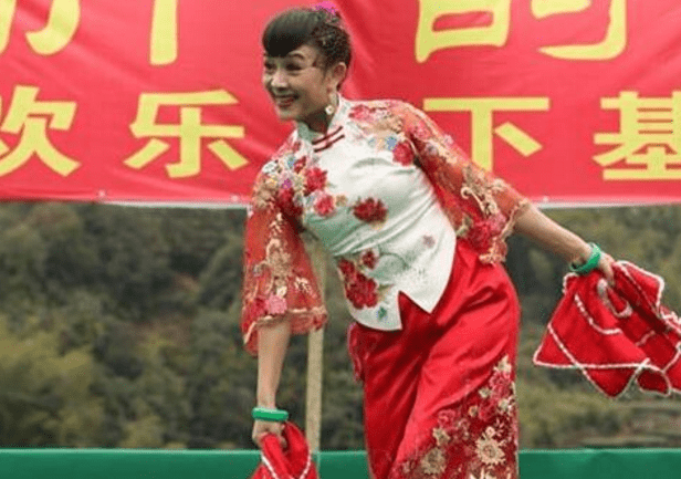 十九年前登上春晚一炮而红,她曾搭档范伟赵本山,60岁身份显赫_王小燕