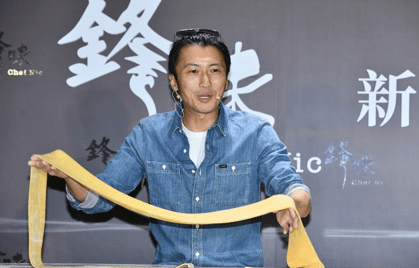 人家|牛仔裤穿腻了？看人家谢霆锋怎么穿，时尚高级不俗套