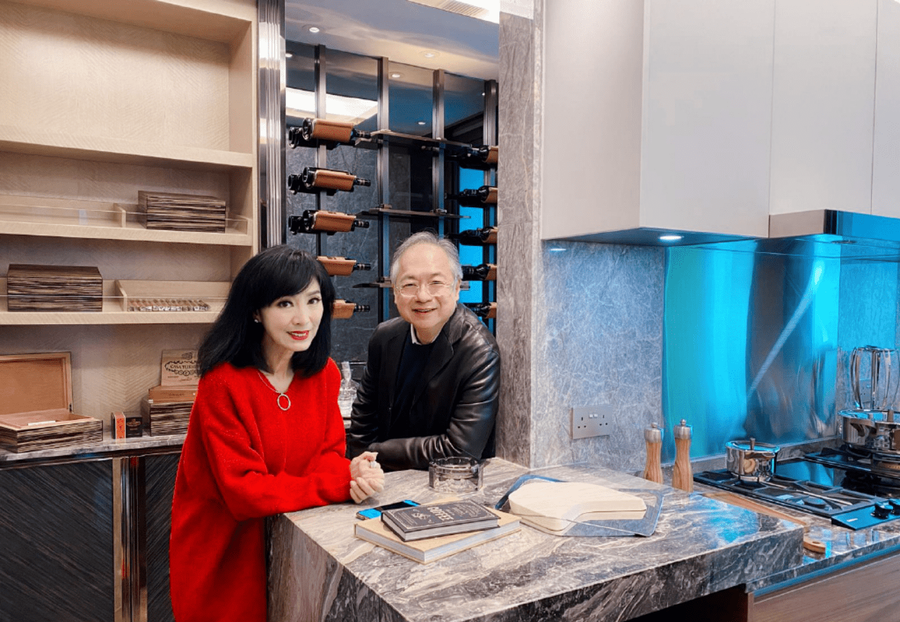 整体|65岁米雪美貌还在，白皙肤色配红毛衣，骨感身材完全不输小姑娘