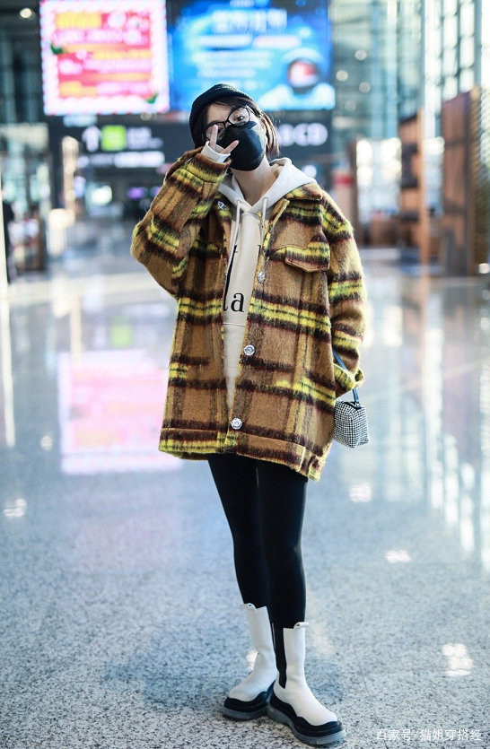 元素|那英是有多怕冷？穿厚厚的格纹外套还不算，围巾还要再绕脖子3圈