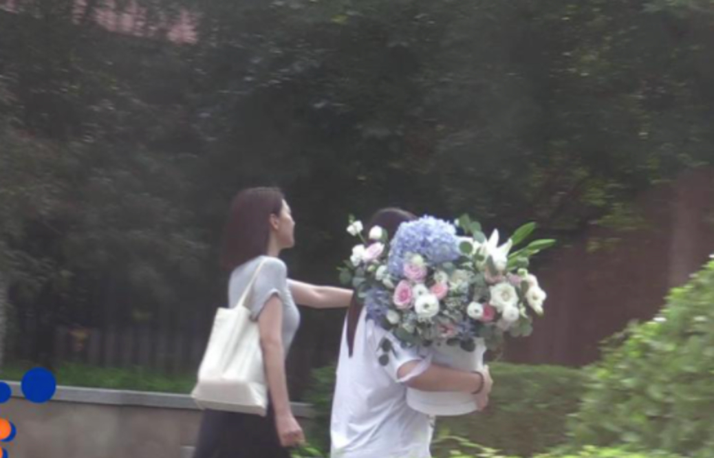 女神|高圆圆二胎传闻被破,收工快速回家,身后助理带着捧花