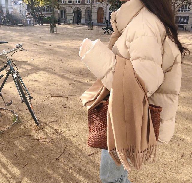 程度|微胖女性也能穿出曼妙身姿，选这几款大衣准没错，修饰迷人身材