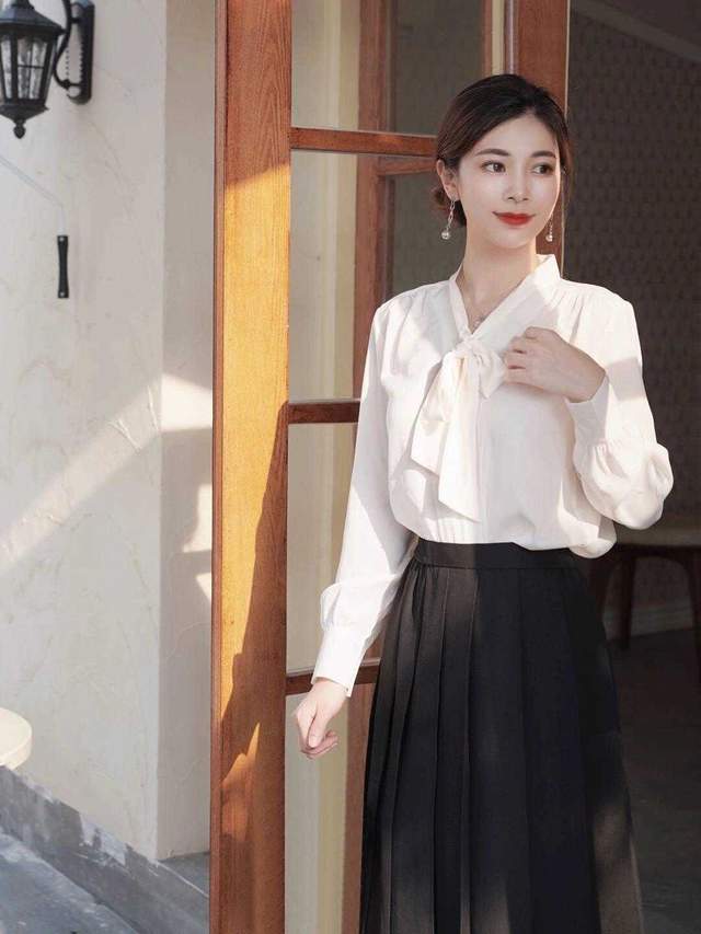 黑色|奔三奔四的女性这样穿也很好看，黑色针织衫配半身裙，通勤又优雅