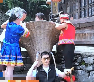 许文强|黄晓明大胆竹篓背李浩菲,却差点没背起,“许文强”也败给了年龄