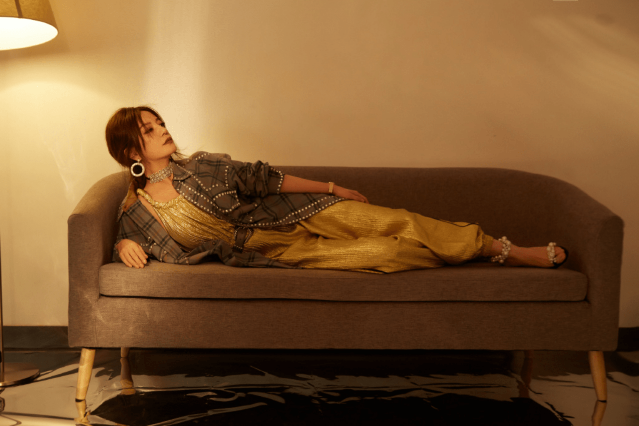 设计|赵薇长相就没变过，穿一身时髦亮面装出镜，又美又嫩像是小姑娘