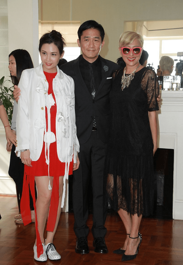 邱淑贞|邱淑贞真不愧是豪门太太，一身简约时髦造型，也能穿出秀场高级感