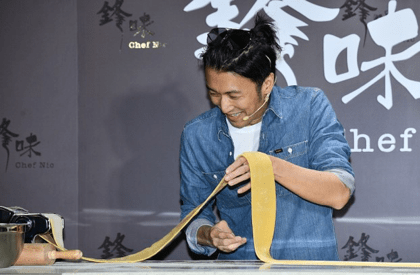 人家|牛仔裤穿腻了？看人家谢霆锋怎么穿，时尚高级不俗套